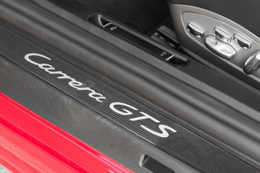 Детали интерьера Porsche 911 Carrera GTS Cabriolet (991) 2017 года  (NA) (фото 17 из 30)